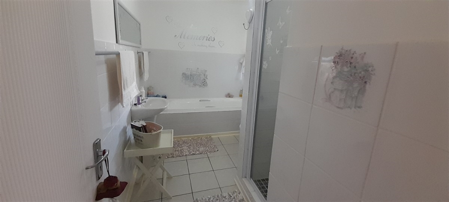 5 Bedroom Property for Sale in Wavecrest Eastern Cape